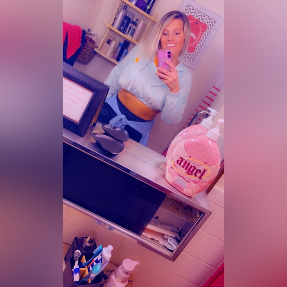 Meet your Posher, Stephanie - Picture 8 of 11